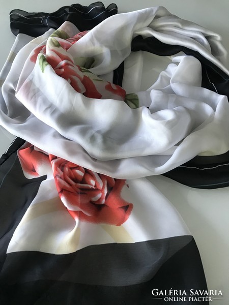 Hatalmas selyem és viszkóz keverék stóla gyönyörű rózsákkal, 180 x 92 cm