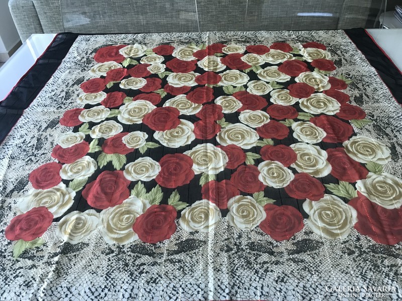 Selyemkendő vörös és sárga rózsákkal vörös selyemszegéllyel, 95 x 95 cm