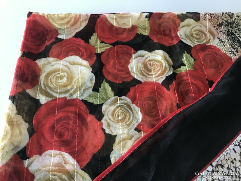 Selyemkendő vörös és sárga rózsákkal vörös selyemszegéllyel, 95 x 95 cm