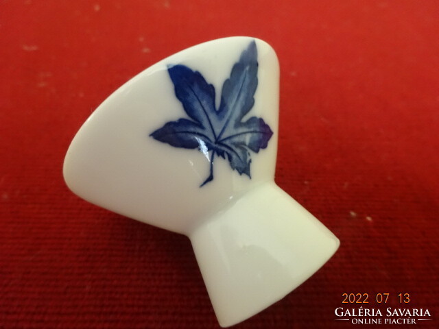 Japanese porcelain sake cup with a blue leaf pattern. He has! Jokai.