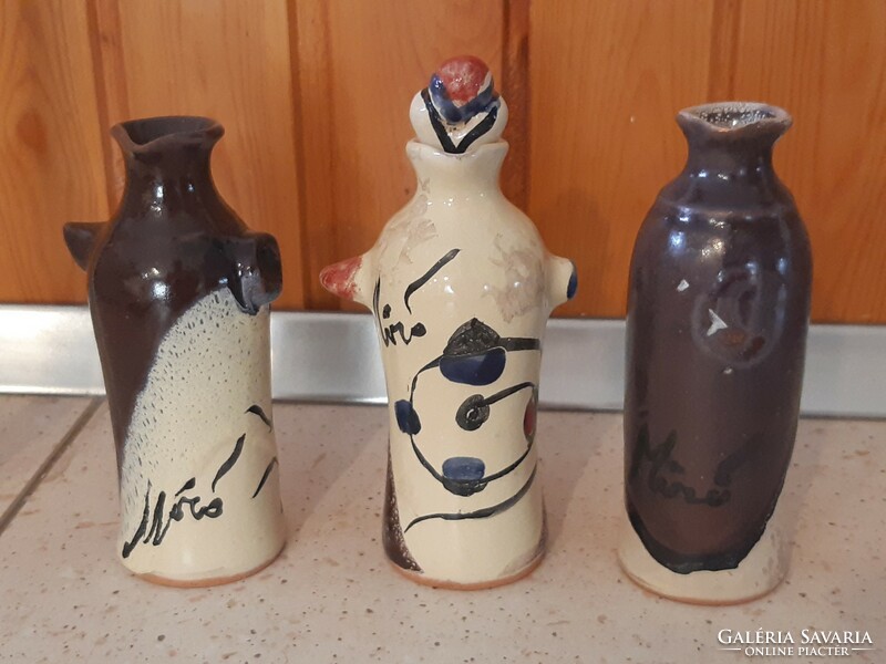 3 db figurális váza Joan Miro stílusában.