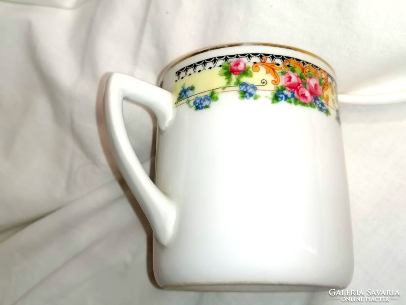 A forget-me-not memory mug with an old rose garland.