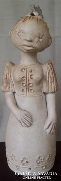 Kovács Éva Orsolya keramikus – Copfos álló lány – 680.