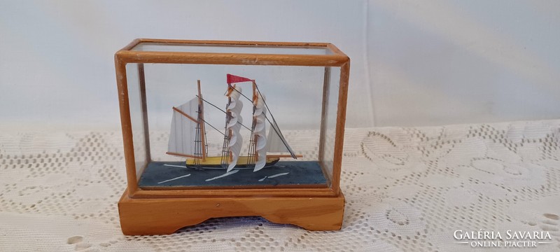 Kis hajó modell üveg kalitkában