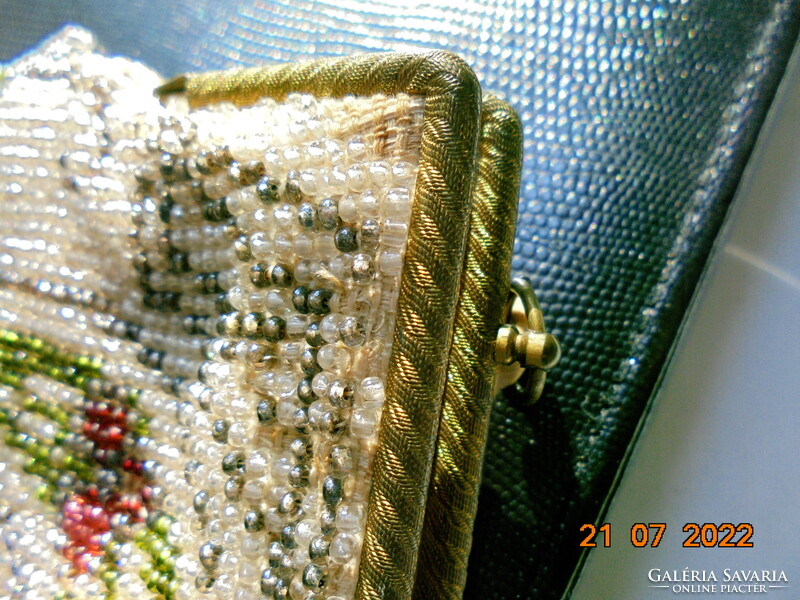 Szecessziós Sokszáz apró gyönggyel kivarrt színházi táska, gyöngy rojtokkal, tűzaranyozott záróval