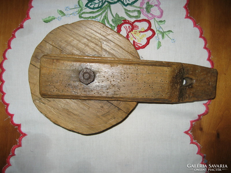 Antique wooden lifting worm