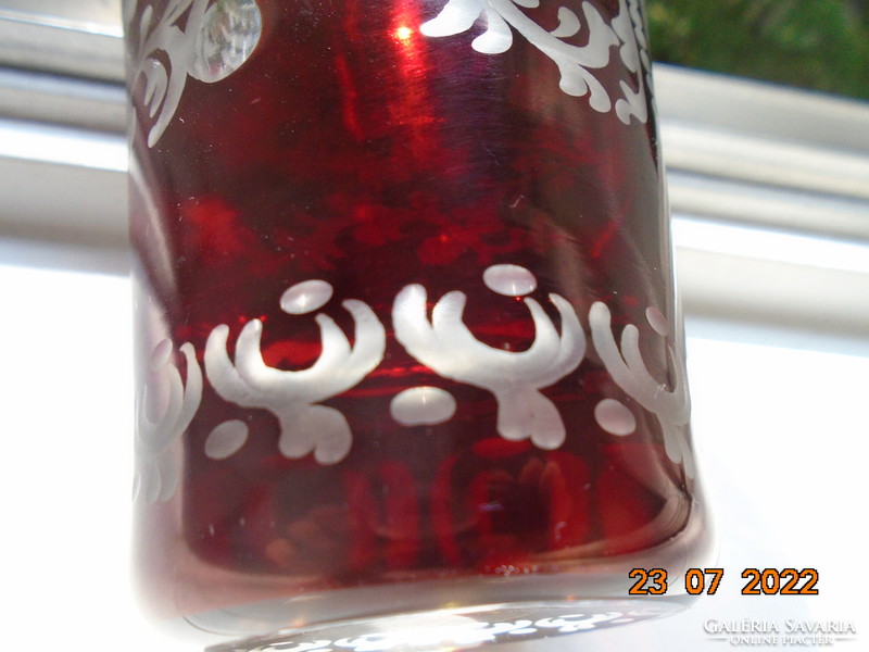 Antik Rubinpácolt csiszolt, maratott vastagfalú üveg váza UGRÓ SZARVAS  mintával