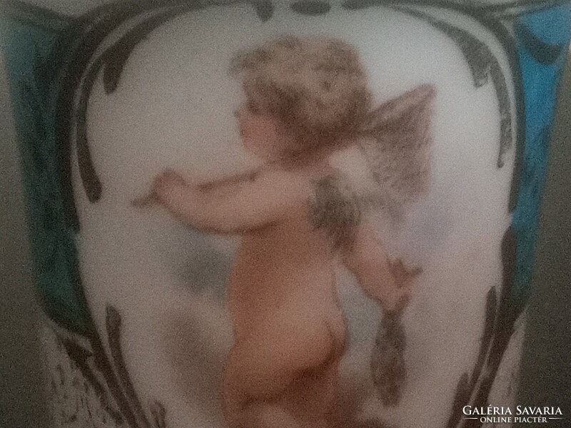 Mocha cup with fisherman's putto from the 1820s