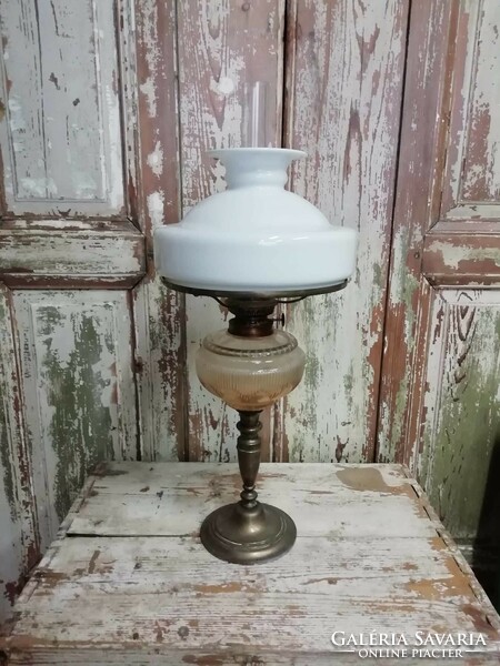Petróleum lámpa, nagy méretű, 60 cm-es üveg és tejüveg kombinációs 19. század végi polgári darab