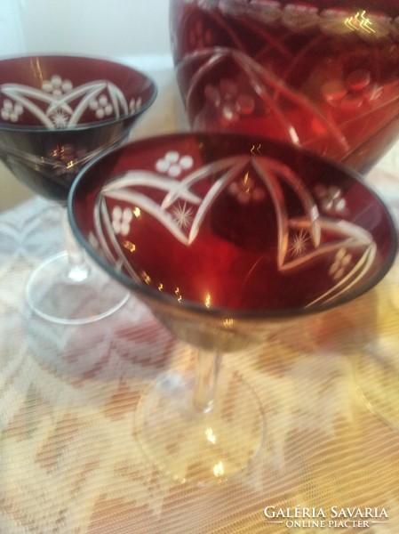 Burgundy engraved polished glass with 4 quinals