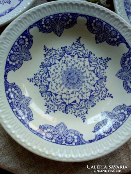 4 Plates with arabesque and rosette pattern, relief pattern