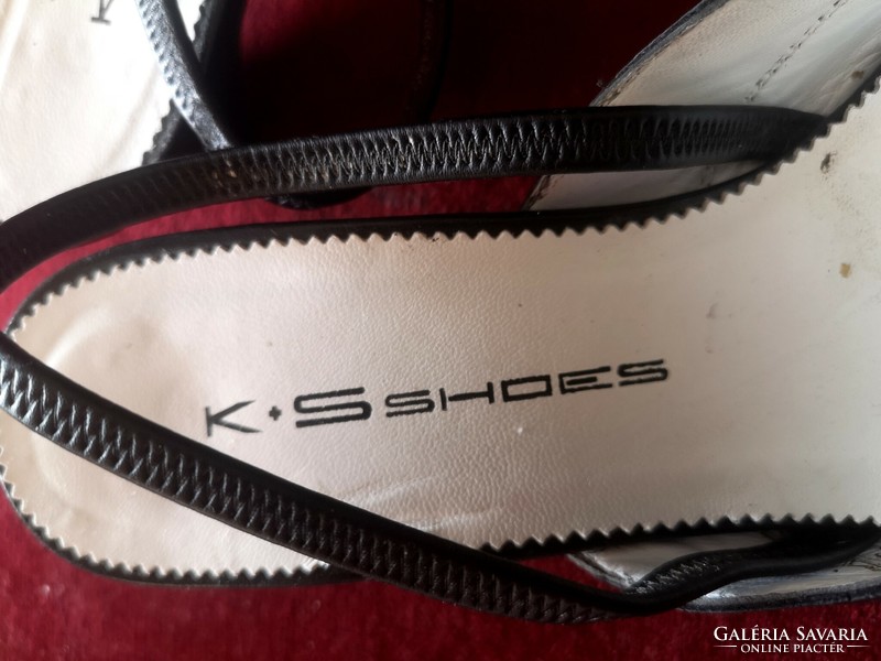 K. S. Shoes 38-as fekete lapos bőr szandál dísztűzéssel