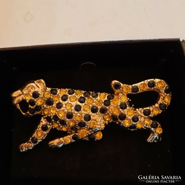 Leopard figure brooch/pin