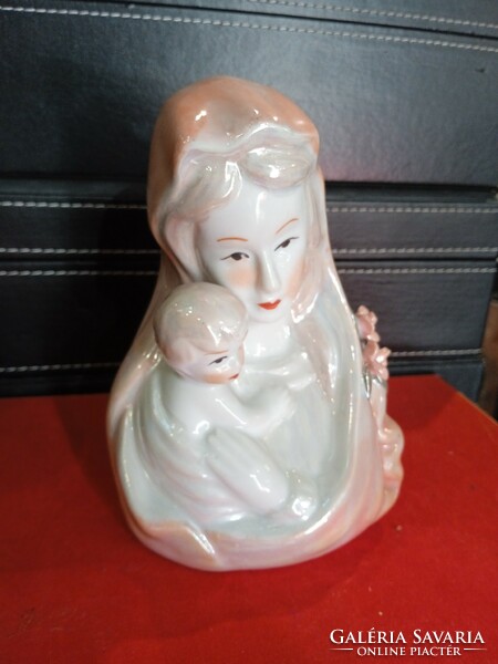 Anya gyermekével porcelán szobor, 17 cm-es magasságú alkotás