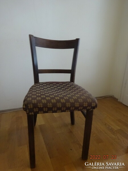 Barna fa kárpitozott szék, ülés mérete 43 x 43 cm. Ápolás szükséges Vanneki! Jókai