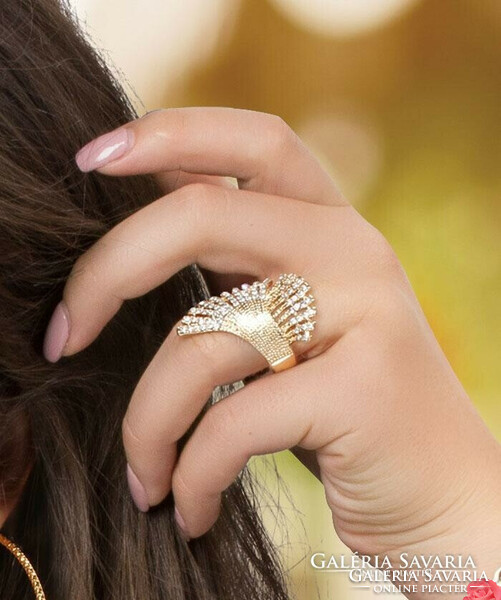 RAGYOGÓ Legyező formájú gyűrű, fehér kristályokkal kirakott aranyszínű