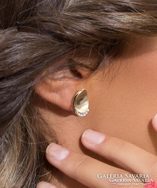 Homorú ovális formájú fülbevaló, aranyszínű , fehér kristályokkal az alsó részén.