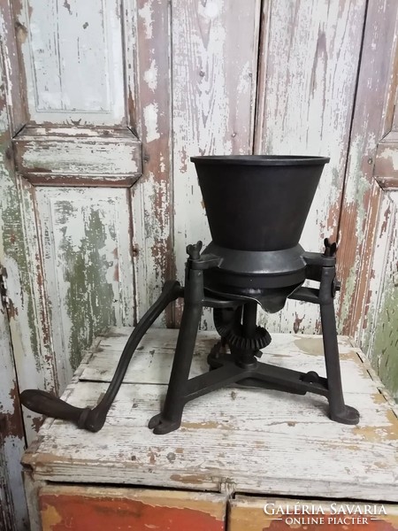 Paint powder pigment grinder, from the beginning of the 20th century, in beautiful perfect working condition, paint grinder