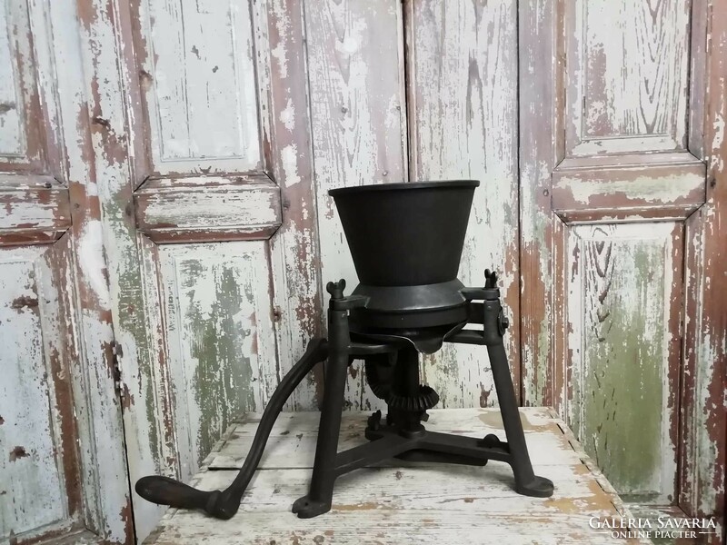 Paint powder pigment grinder, from the beginning of the 20th century, in beautiful perfect working condition, paint grinder