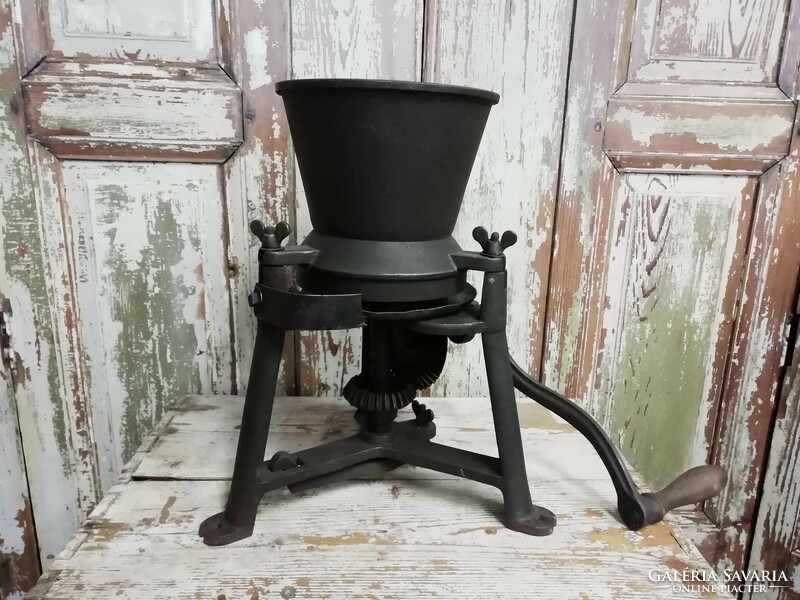 Paint powder pigment grinder, from the beginning of the 20th century, in beautiful perfect working condition, paint grinder