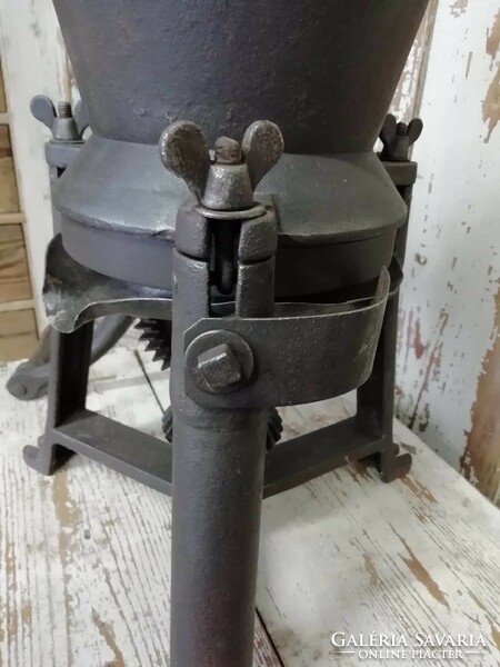 Paint powder pigment grinder, from the beginning of the 20th century, in beautiful perfect working condition, paint grinder