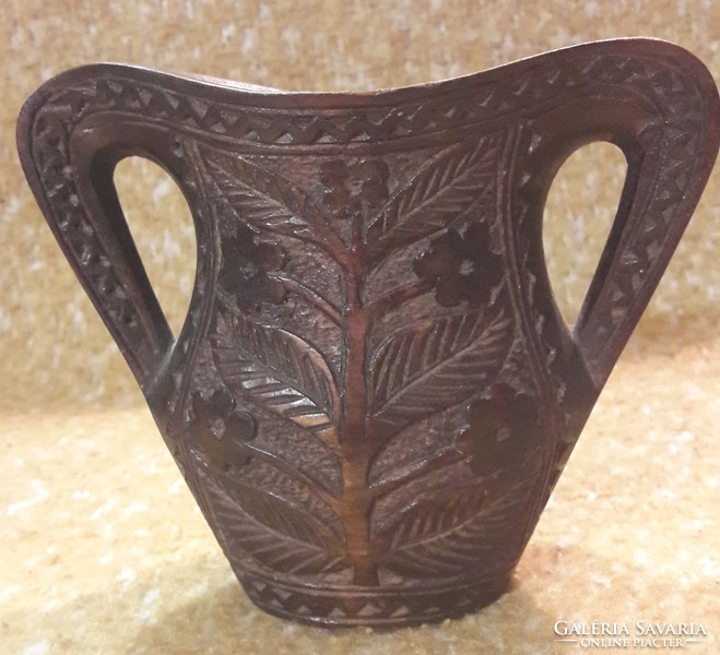 Folk carved wooden vase (m2626)