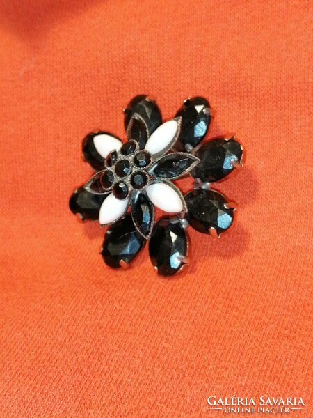 Fekete fehér virág bross, kitűző (329)