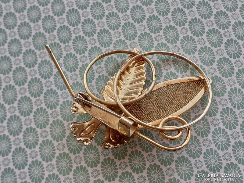 Old women's brooch flower-shaped metal vintage badge