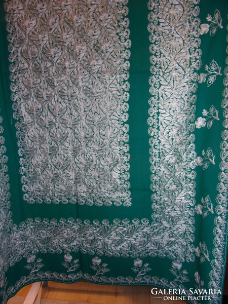 Karácsonyzöld terítő, fehér selyem hímzéssel, 140x200 cm-es