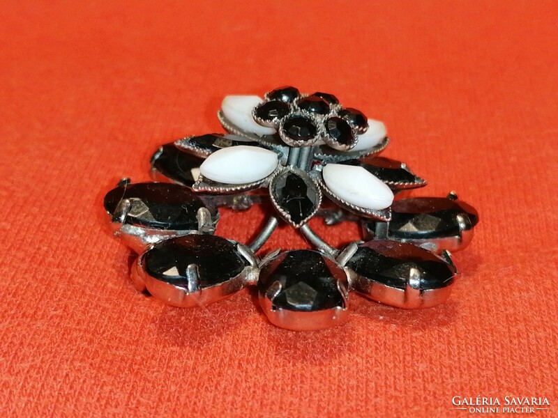 Black and white flower brooch, pin (329)