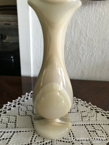 Onix vase is small, about 20 cm