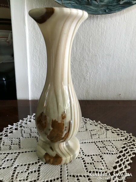 Onix vase is small, about 20 cm