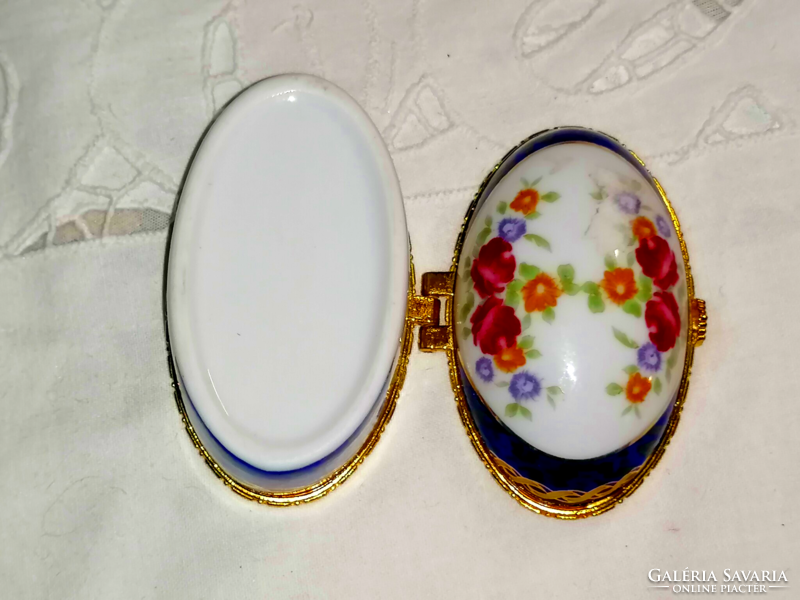 Porcelain flower ring box.