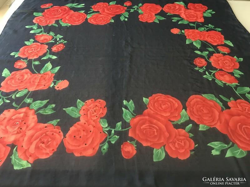 Selyemkendő  vörös rózsákkal és vörös és zöld strasszokkal, 93 x 93 cm