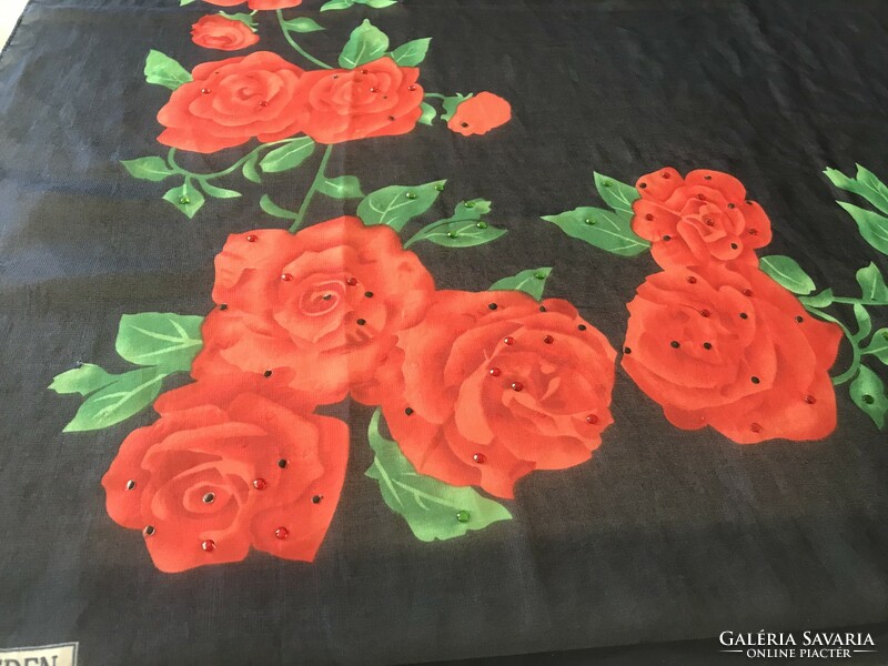 Selyemkendő  vörös rózsákkal és vörös és zöld strasszokkal, 93 x 93 cm