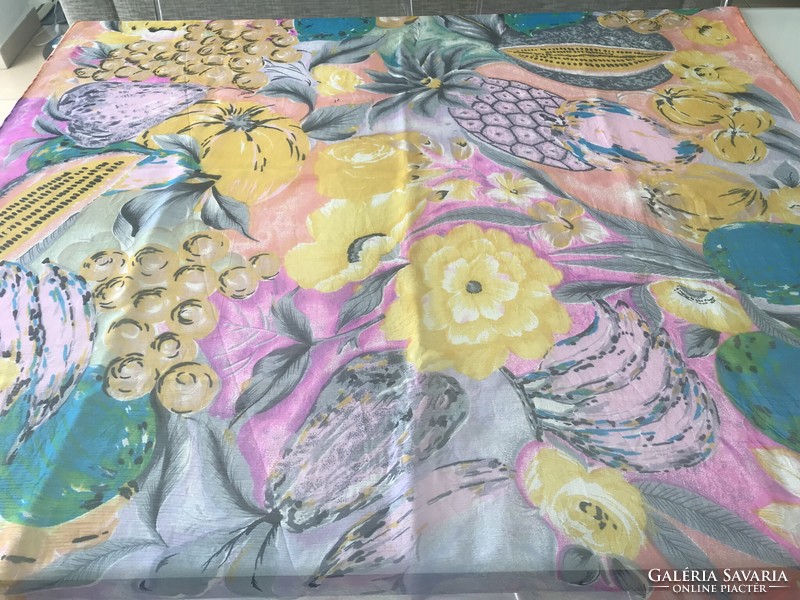 Leheletfinom selyemkendő egzotikus virágokkal és gyümölcsökkel, 104 x 104 cm