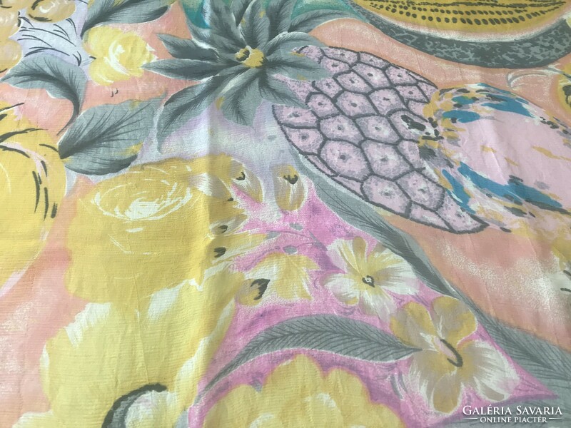 Leheletfinom selyemkendő egzotikus virágokkal és gyümölcsökkel, 104 x 104 cm