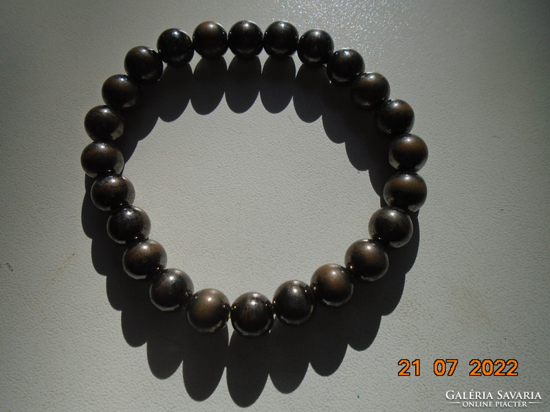 Bracelet made of gold and brownish steel gray beads