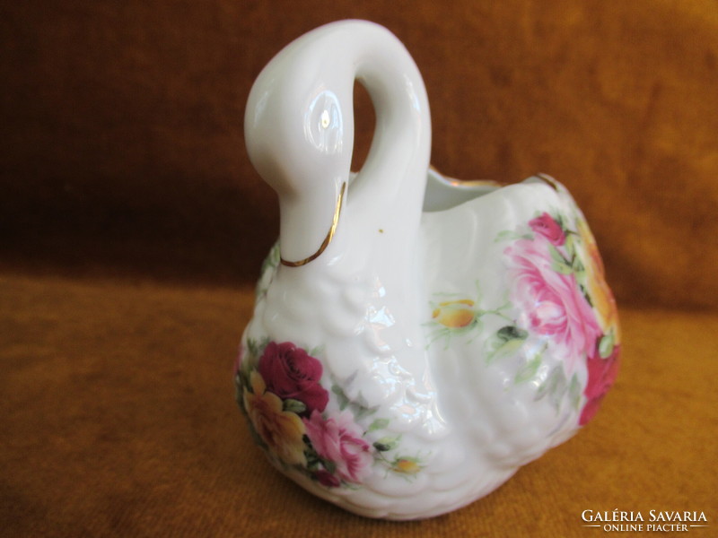 A wonderful English swan sugar bowl