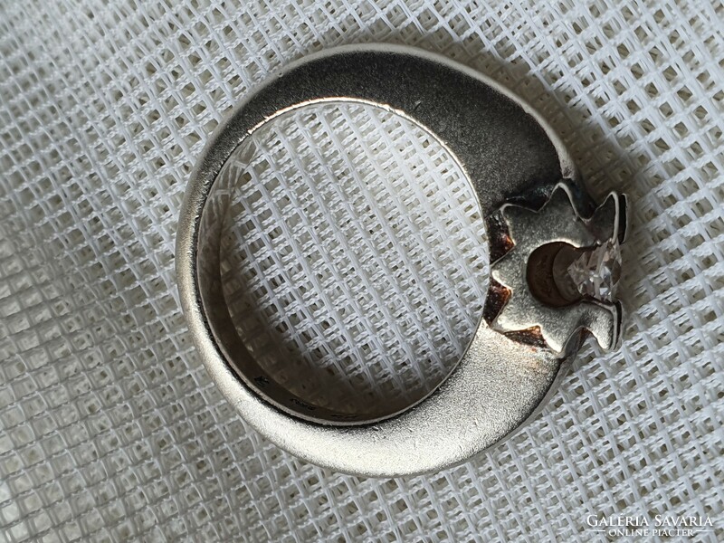 Különleges ezüst gyűrű fehér cirkóniával