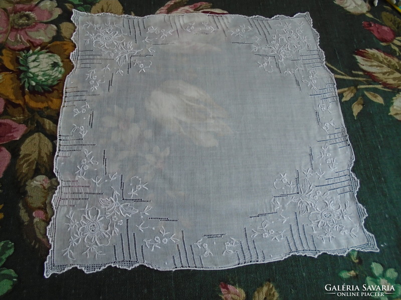 Régi, varrott,  hímzett zsebkendő, keszkenő, jegykendő.   29 x 29 cm.