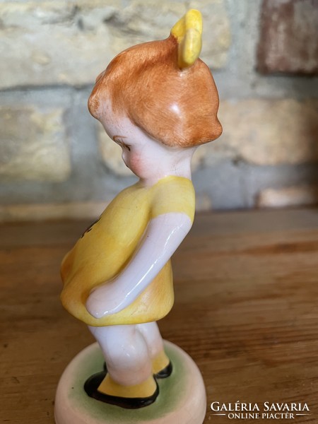 Bodrogkeresztúri katicás sárgaruhás kislány figura, nipp