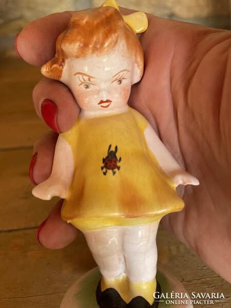 Bodrogkeresztúri katicás sárgaruhás kislány figura, nipp