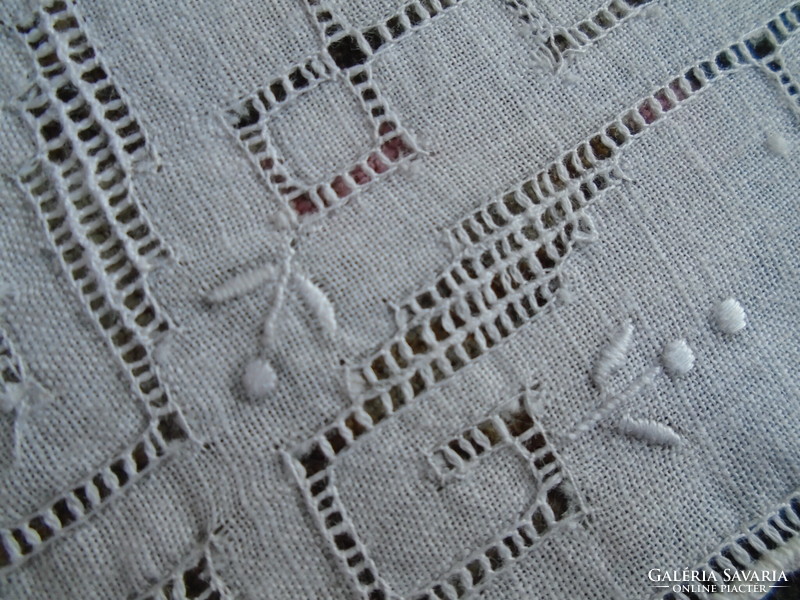 Régi, varrott,  hímzett zsebkendő, keszkenő, jegykendő.   25 x 25 cm.