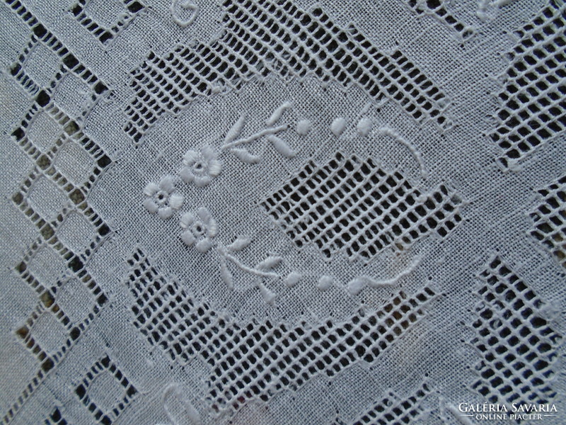 Régi, varrott,  hímzett zsebkendő, keszkenő, jegykendő.  26 x 26 cm.