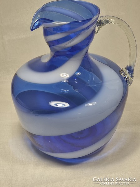 Opál üveg kancsó, csavart füllel, vélhetően olasz manufaktúra munkája, XX.szd második fele.