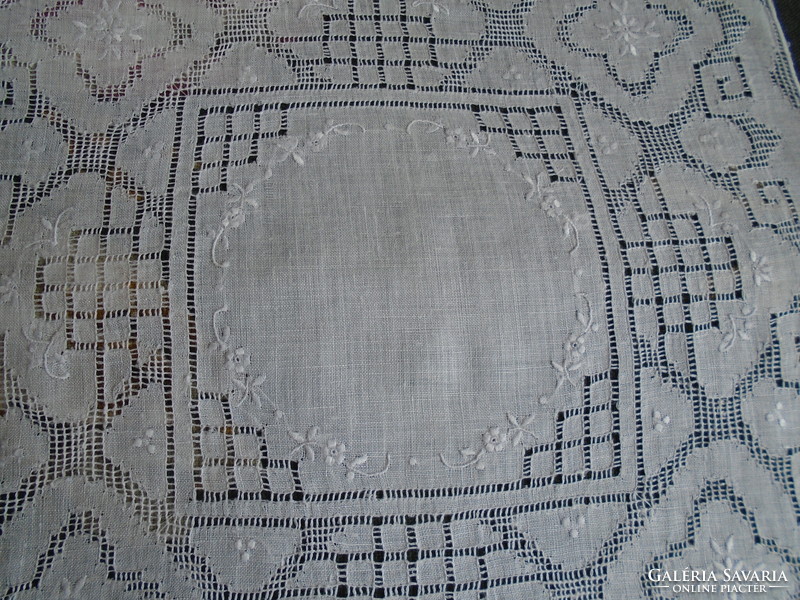 Old, sewn embroidered handkerchief, handkerchief, handkerchief. 25.5 X 25.5 Cm.