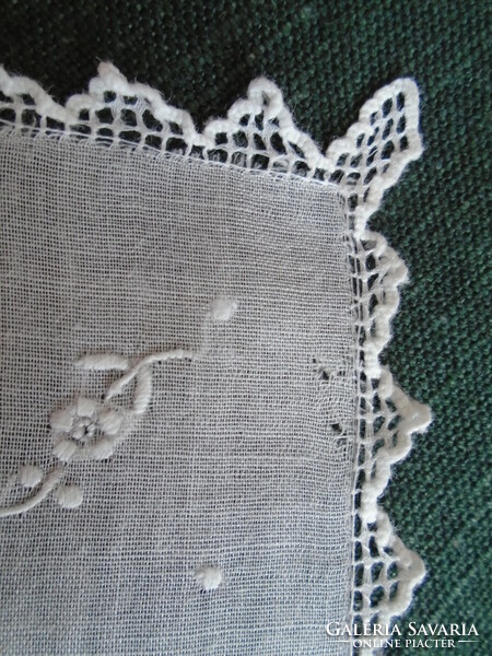 Régi, varrott,  hímzett zsebkendő, keszkenő, jegykendő.  26 x 26 cm.