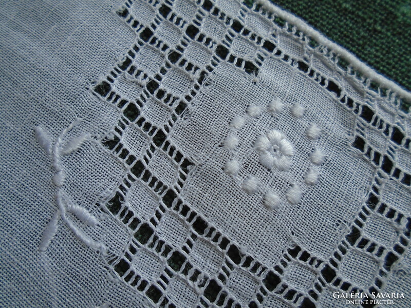 Old, sewn, embroidered handkerchiefs, handkerchiefs, handkerchiefs. 26.5 X 26.5 Xm.