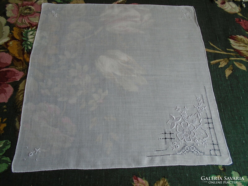 Régi, varrott, hímzett zsebkendő, keszkenő, jegykendő. 30 x 30  cm.
